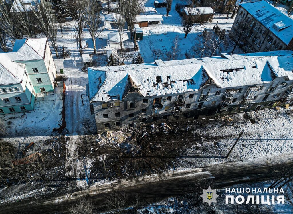 Ракетна атака на Курахове: пошкоджені багатоповерхівки та навчальний заклад. Жителі не постраждали (ФОТО)