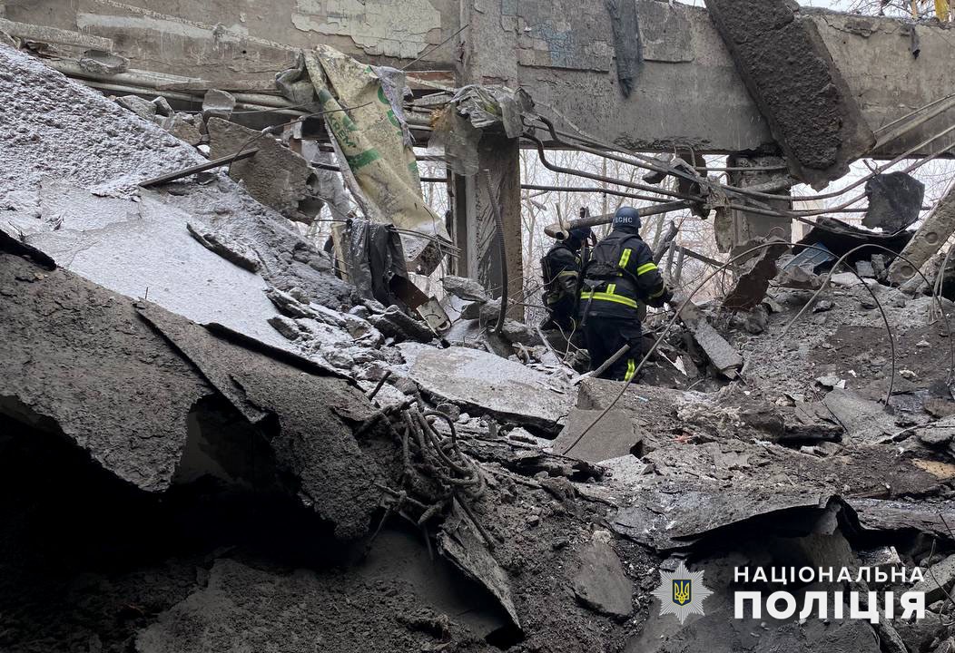 Спасатели среди завалов в Донецкой области