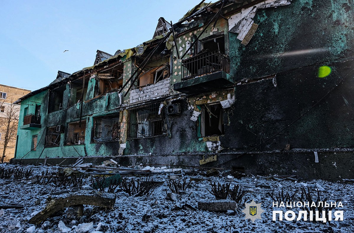 Ракетна атака на Курахове: пошкоджені багатоповерхівки та навчальний заклад. Жителі не постраждали (ФОТО) 1