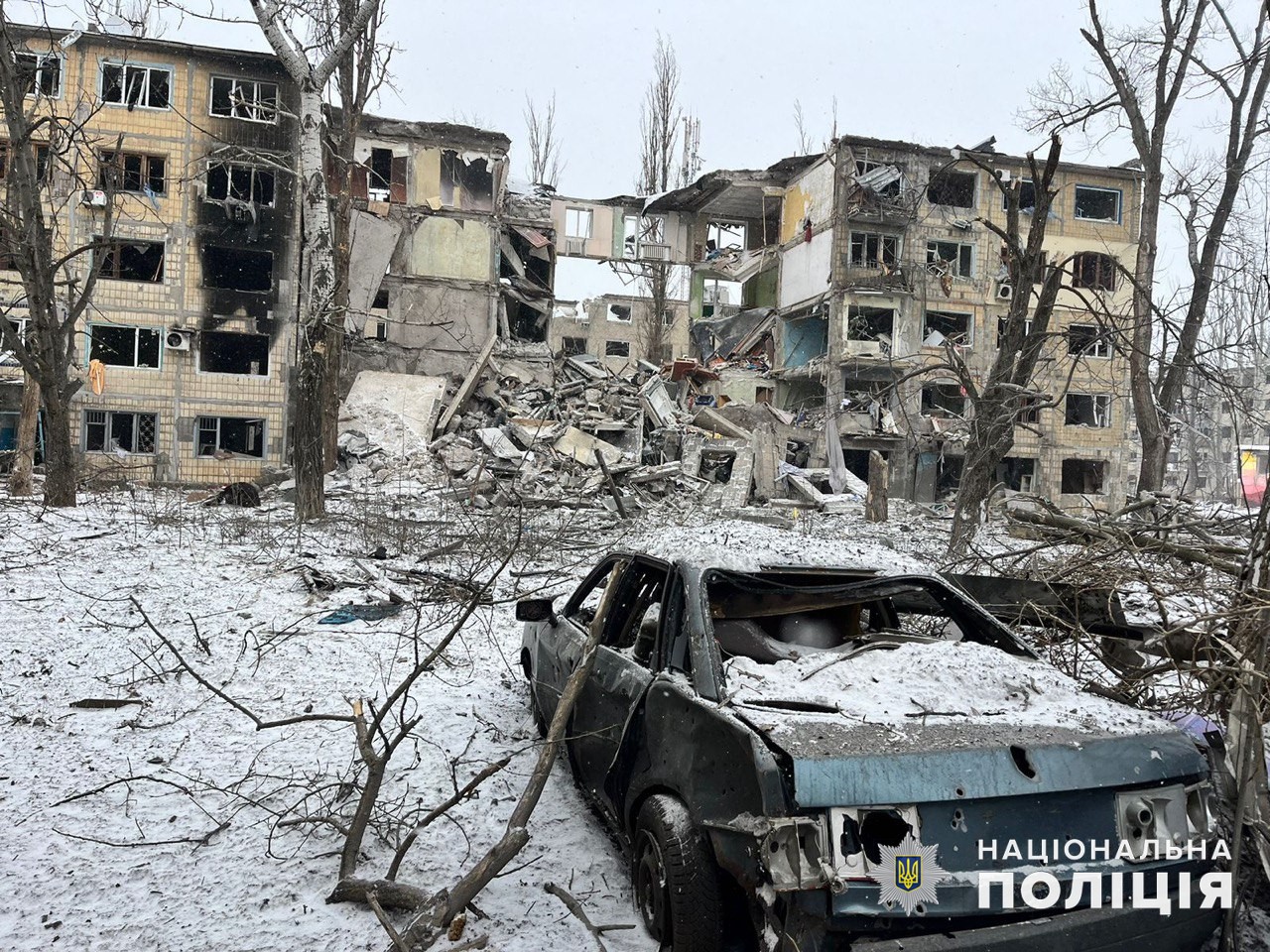 Масштабні руйнування багатоквартирного будинку та авто на Донеччині