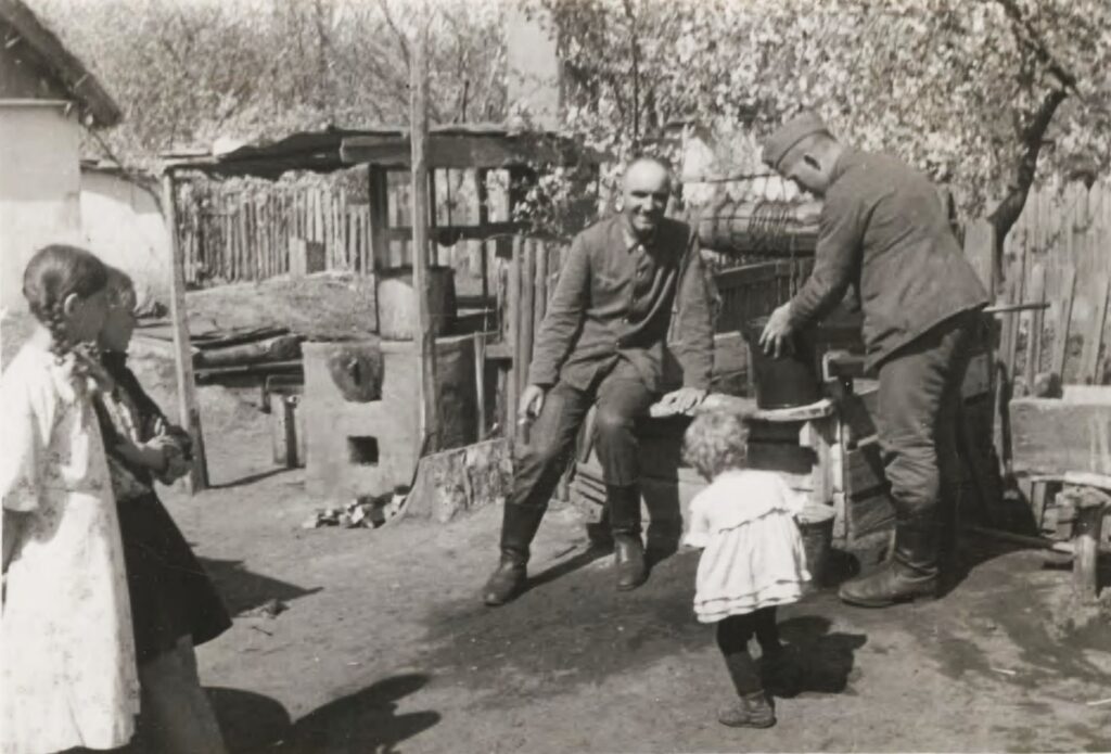 Неевакуйоване населення, “діти війни” та німецькі смаколики: як в окупованій Дружківці співіснували місцеві біля окупантів (ФОТО)