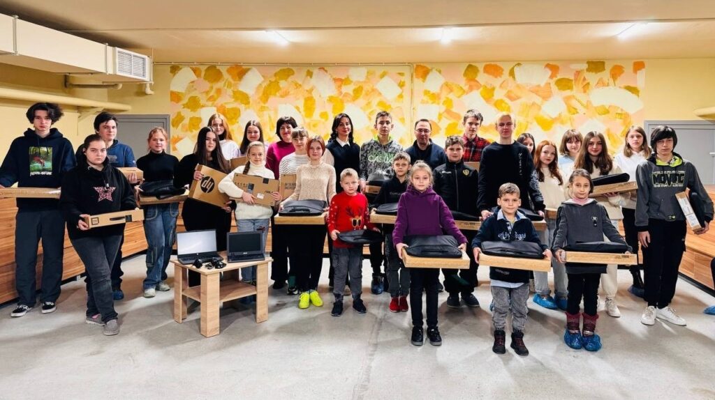 Школярі Покровська отримали від благодійників близько сотні комп’ютерів (ФОТО)