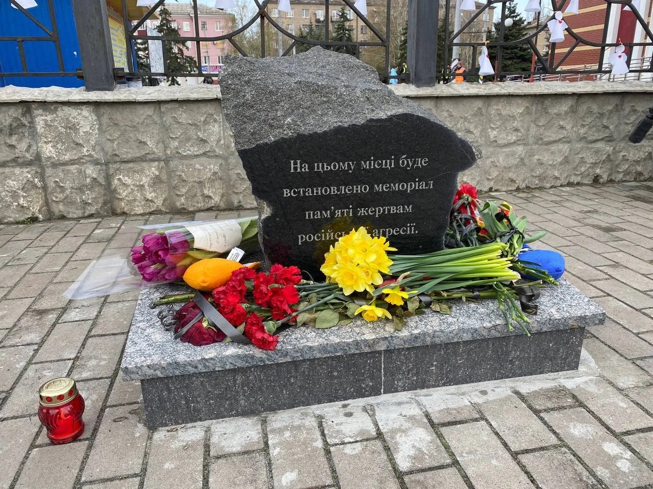 Стихійний меморіал, який облаштували на Краматорському залізничному вокзалі після російського обстрілу