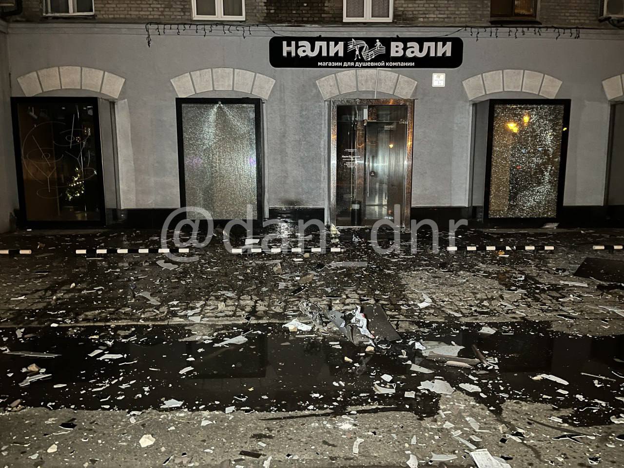 Пошкоджена обстрілом будівля в Донецьку
