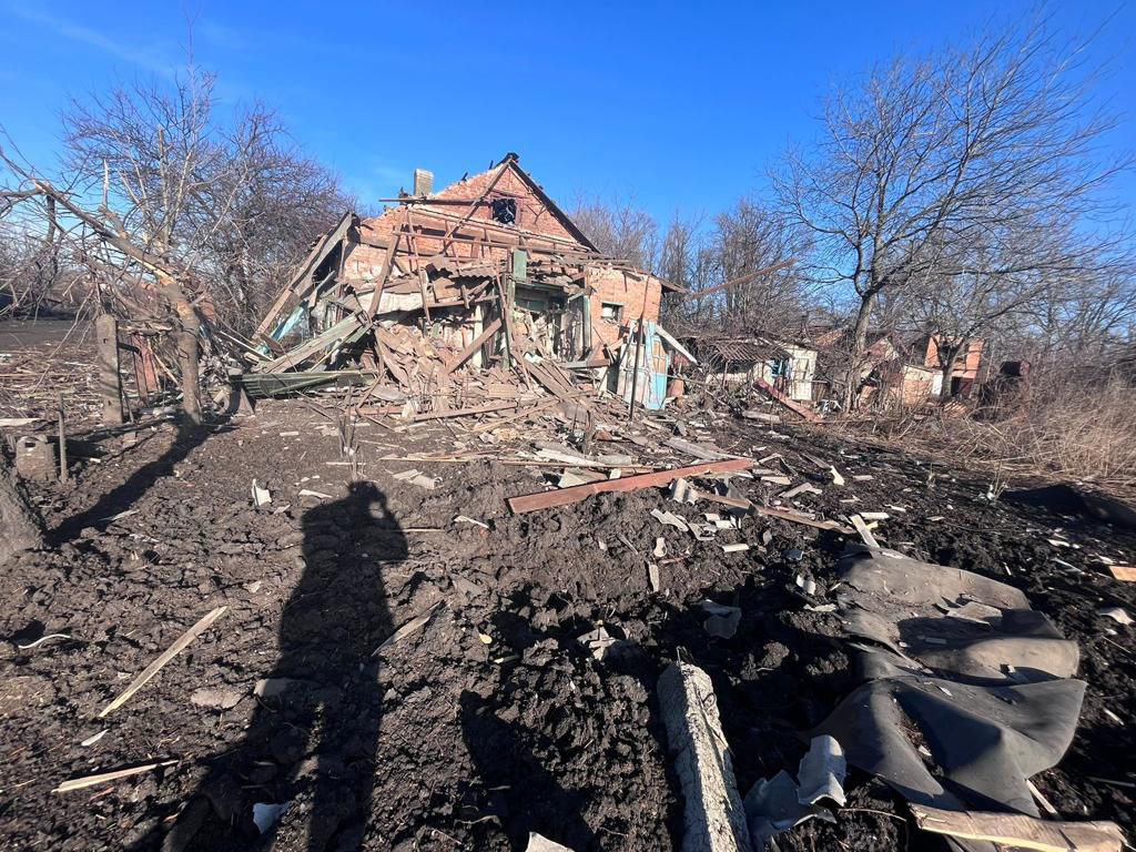 Поврежденный обстрелами российских оккупантов дом в Донецкой области