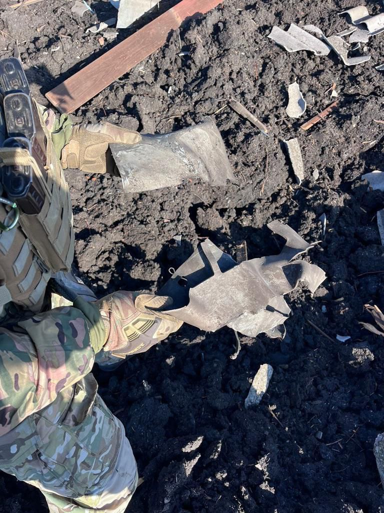 Фрагмент боєприпасу в руках українського поліцейського