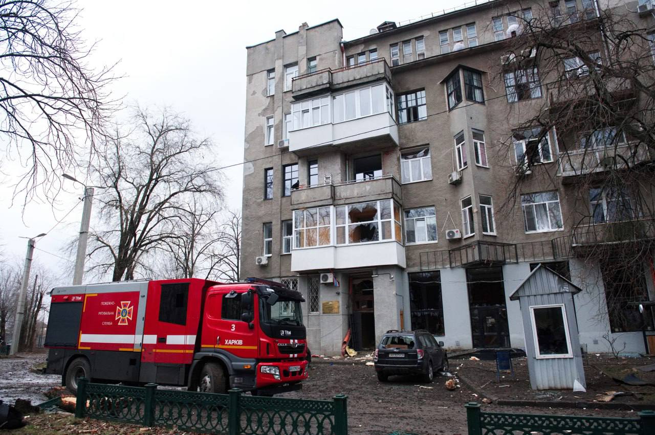 Пошкоджена багатоповерхівка у Харкові