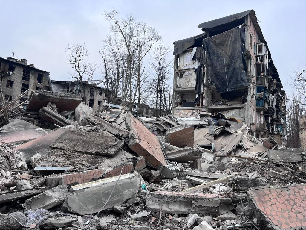 Ракетний удар знищив багатоповерховий будинок в Авдіївці Донецької області