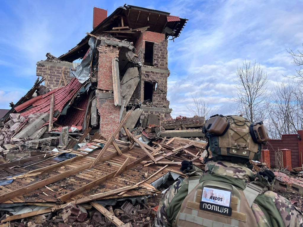Повреждено здание в Донецкой области, в него попал российский снаряд