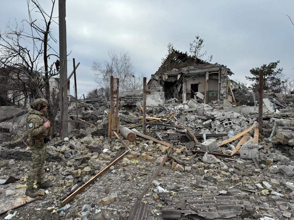 Уничтоженный российским обстрелом дом в Донецкой области