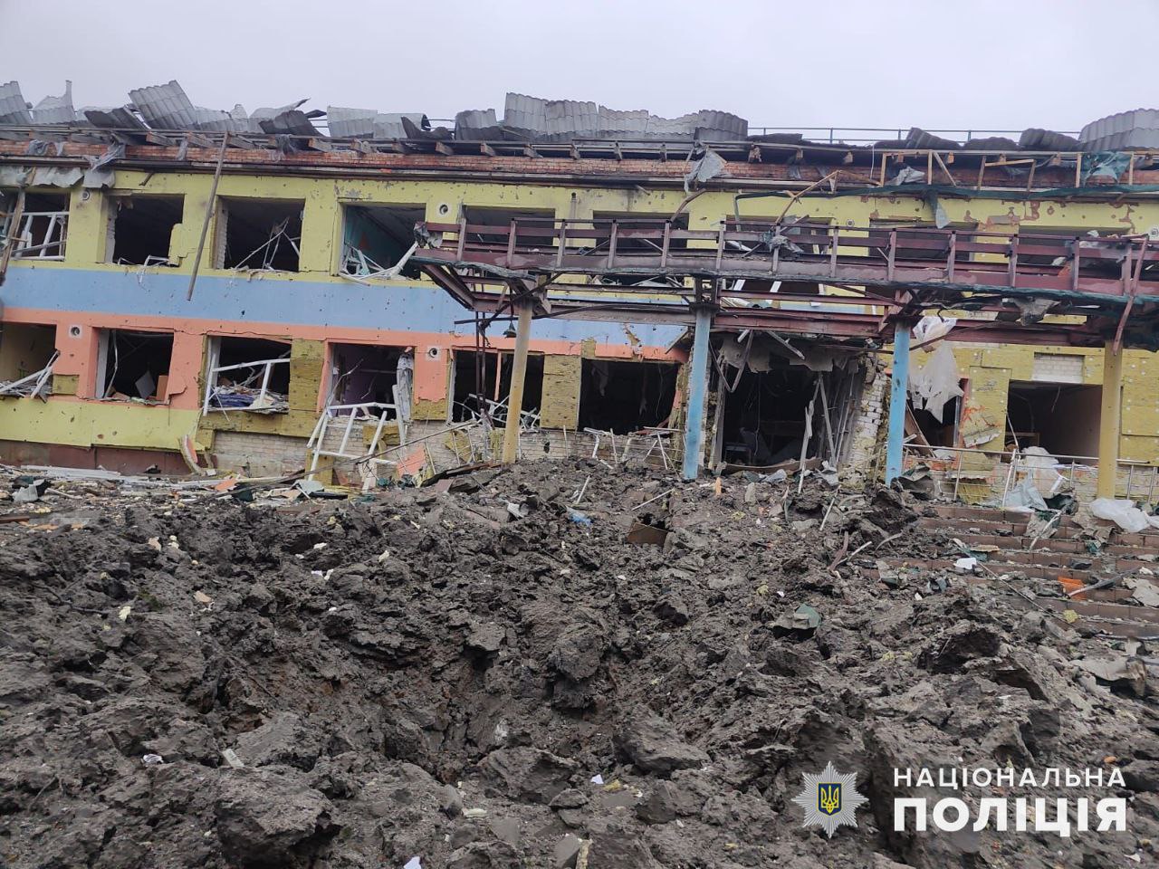 Воронка от боеприпаса в учебном заведении в Донецкой области