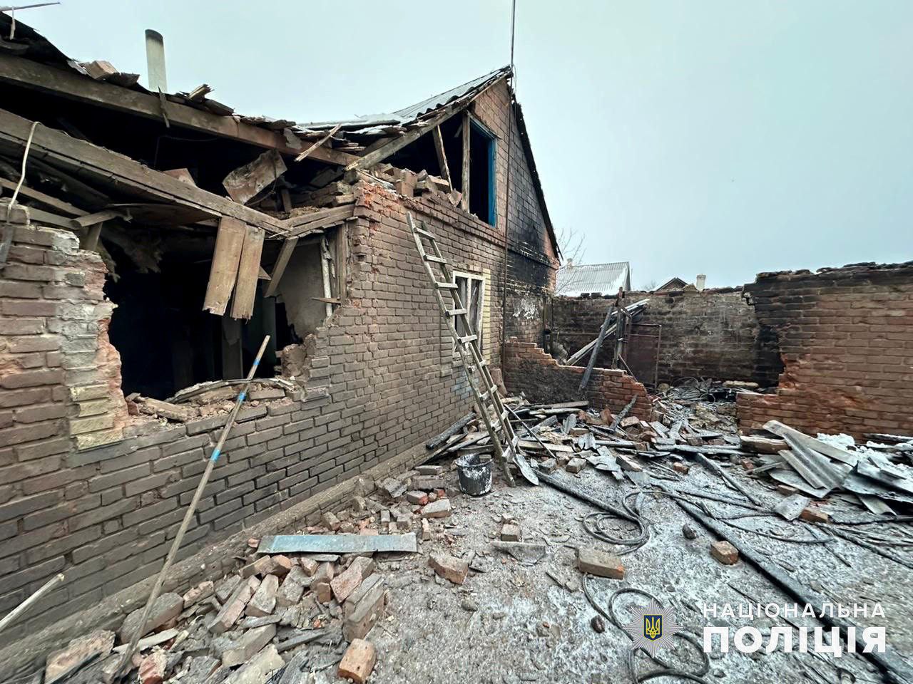 Разрушенная стена в Донецкой области
