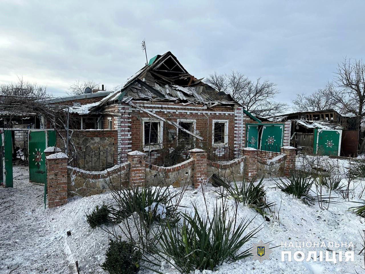 Зруйнована хата на Донеччині, яку атакували російські окупанти