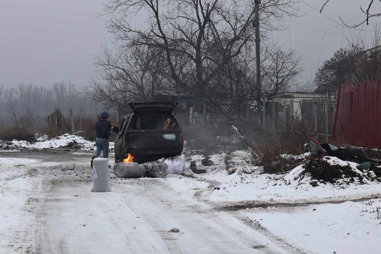 Машина Євгена Ткачова після влучання FPV-дрона окупантів у Часовому Ярі 26 січня 2024 року