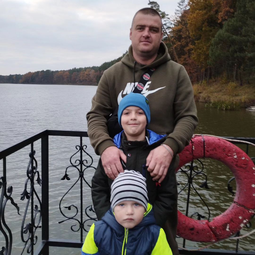 Олег Островець разом з синами