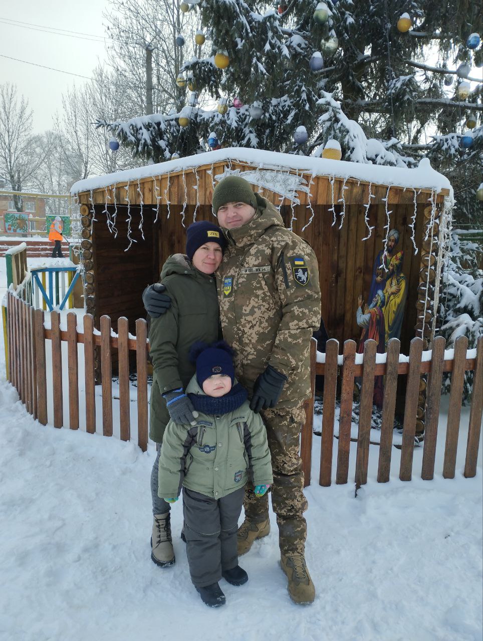 Олег Островець з дружиною та сином