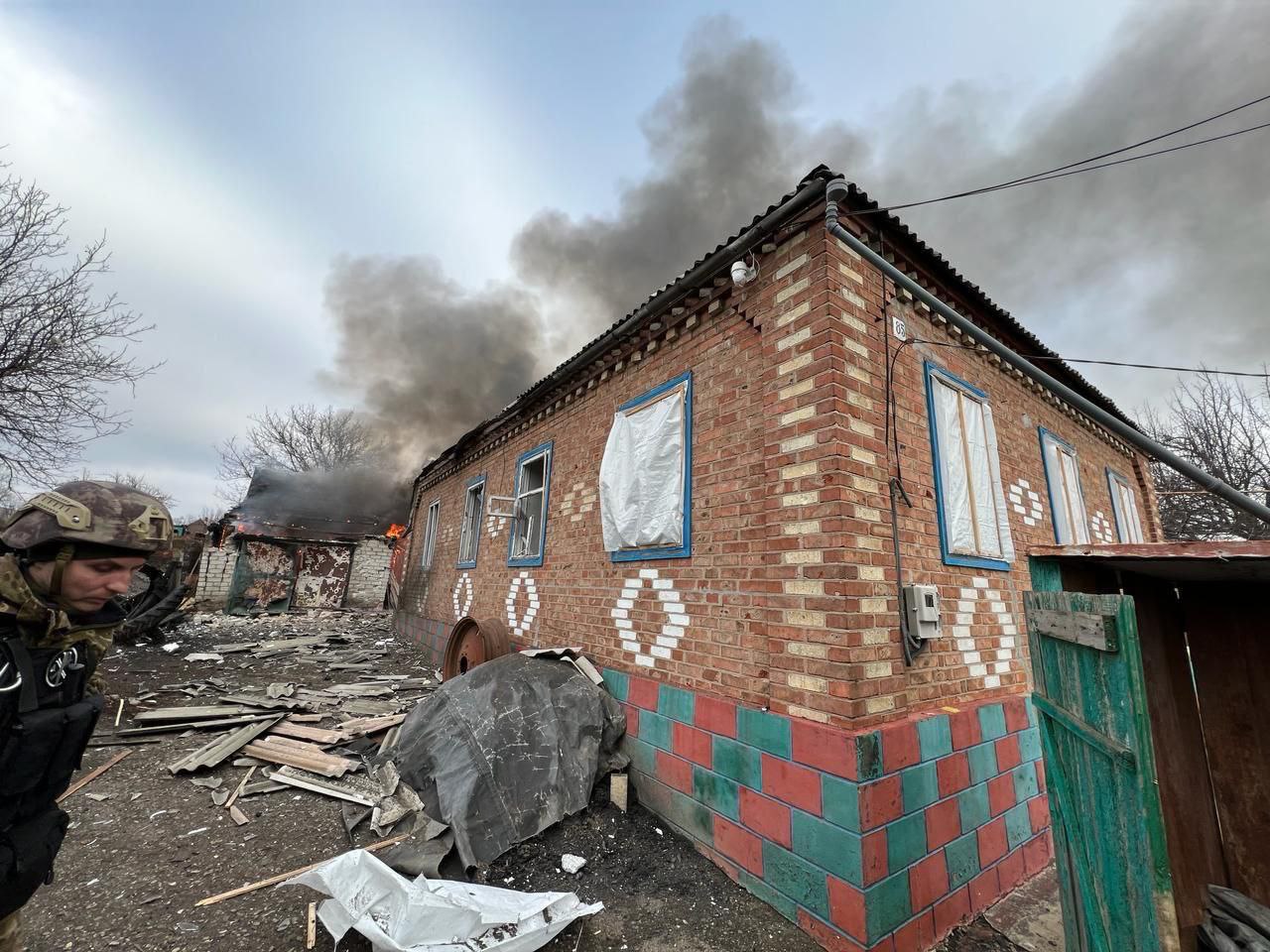 Поврежденный обстрелом дом в Донецкой области