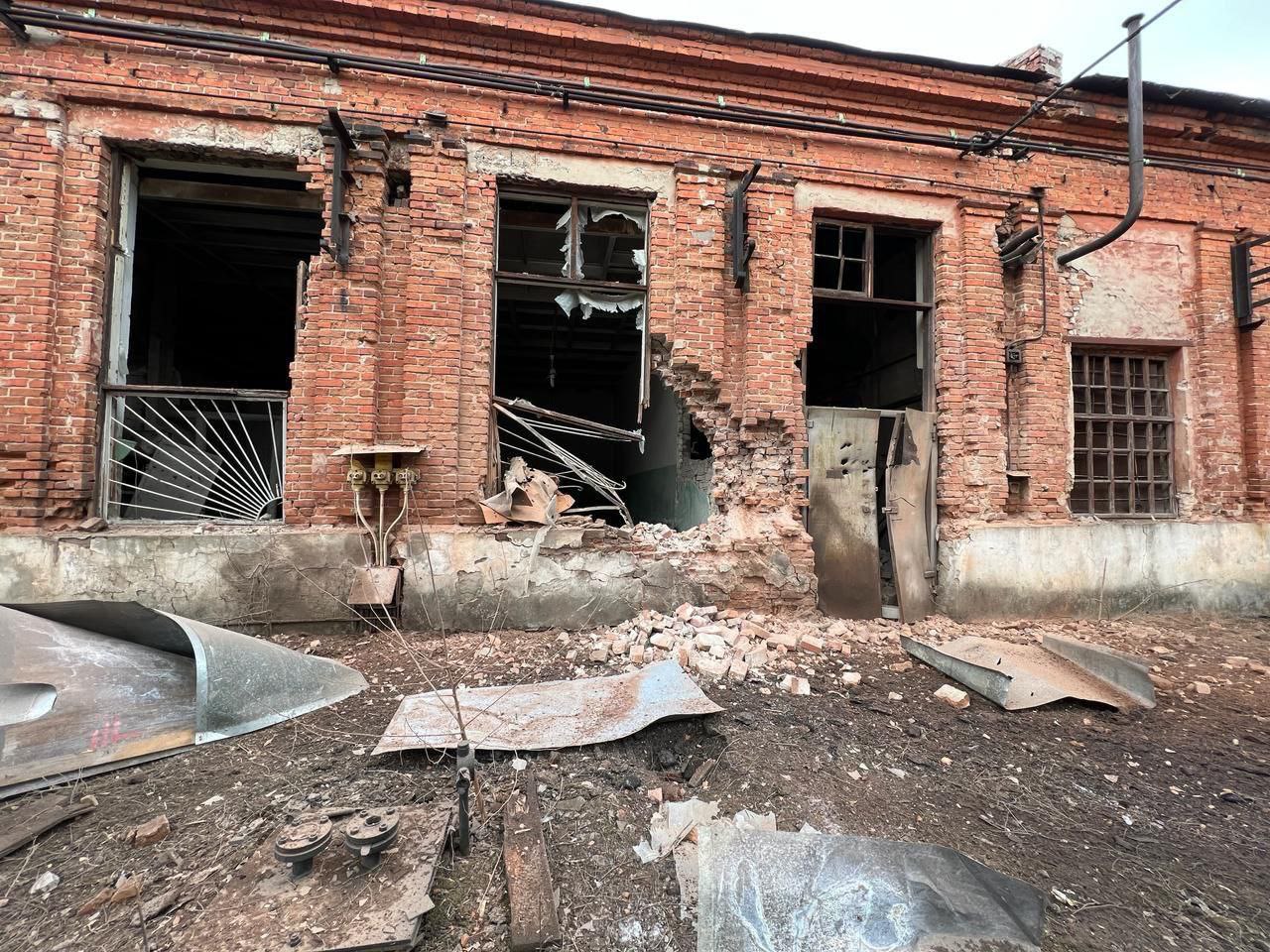 Вибиті вікна будівлі через російський обстріл Авдіївки