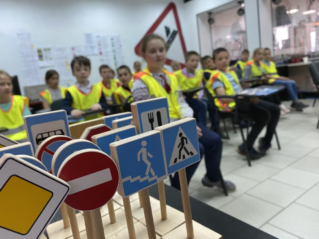 Школьники Доброполья могут бесплатно пройти обучение в детской автошколе: как записаться