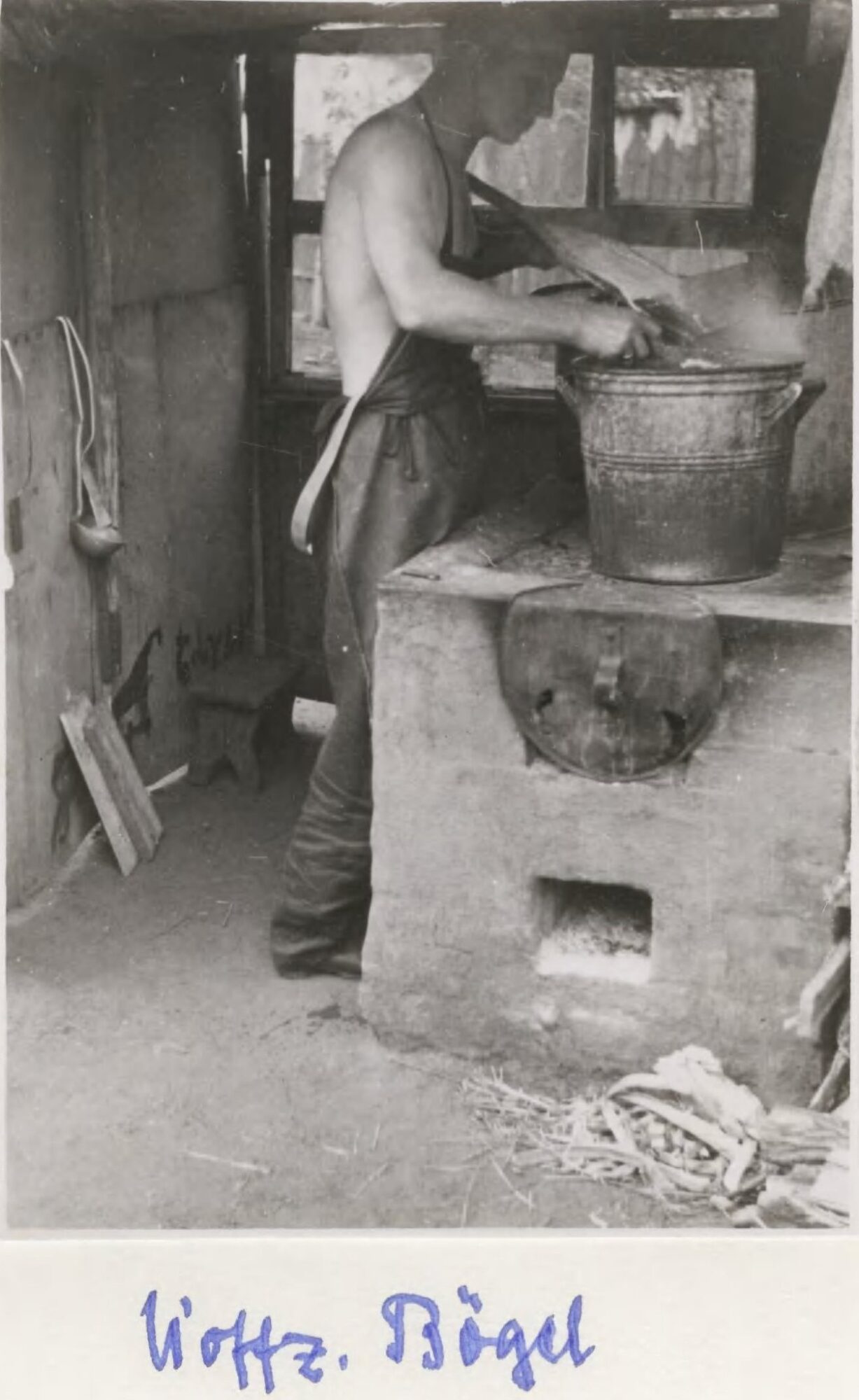 військовий Вермахту на окупованій Донеччині готує їжу