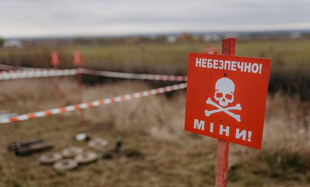 199 прифронтовых громад Украины получили около 96 тыс. знаков “Опасно мины!”