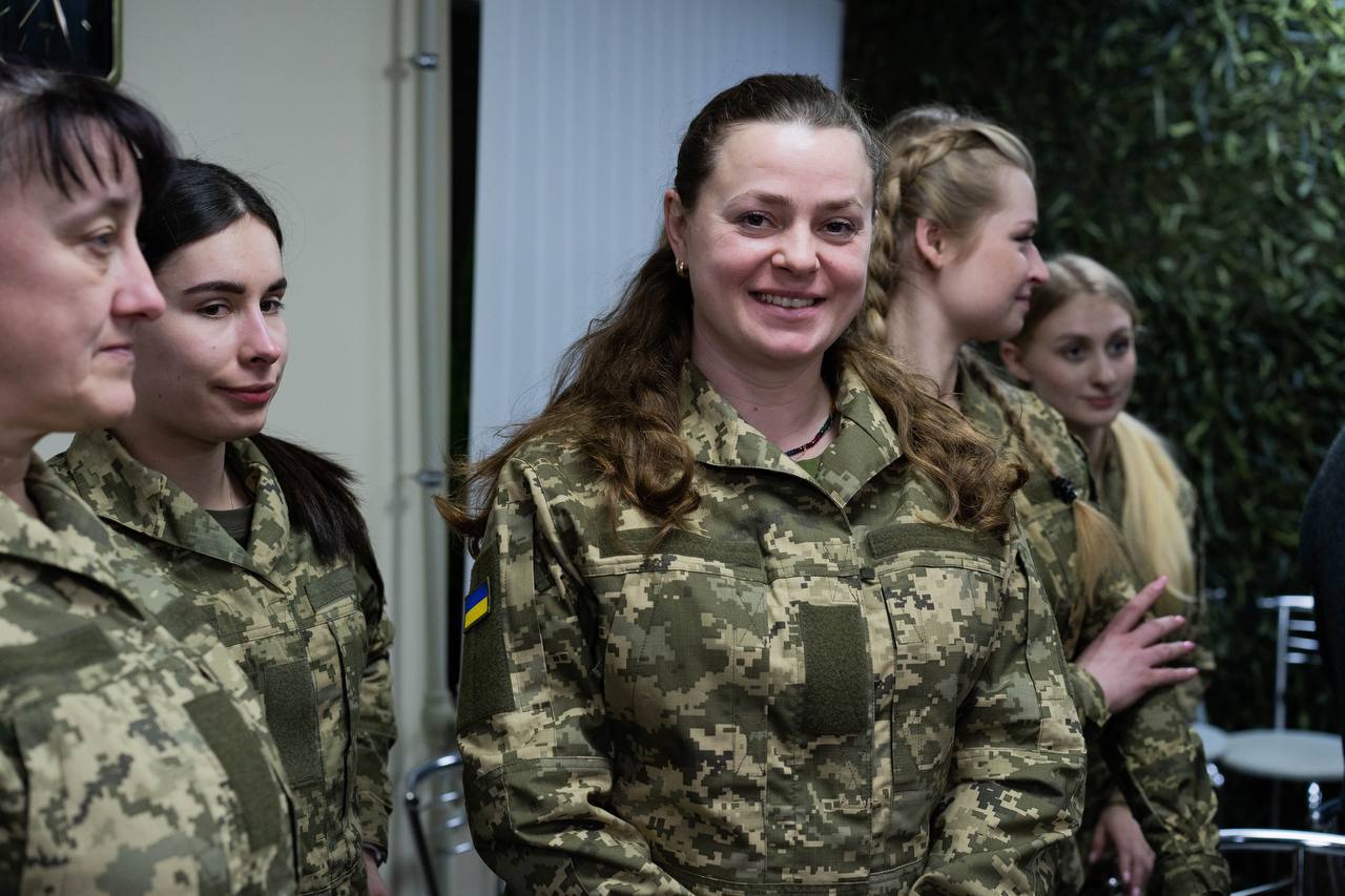 Українські військовослужбовиці вперше почали отримувати жіночі літні однострої (ФОТО) 2