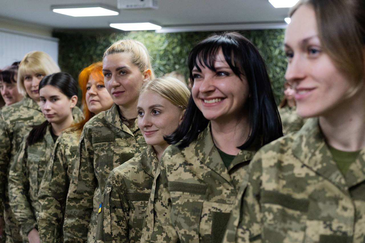 Українські військовослужбовиці вперше почали отримувати жіночі літні однострої (ФОТО) 1
