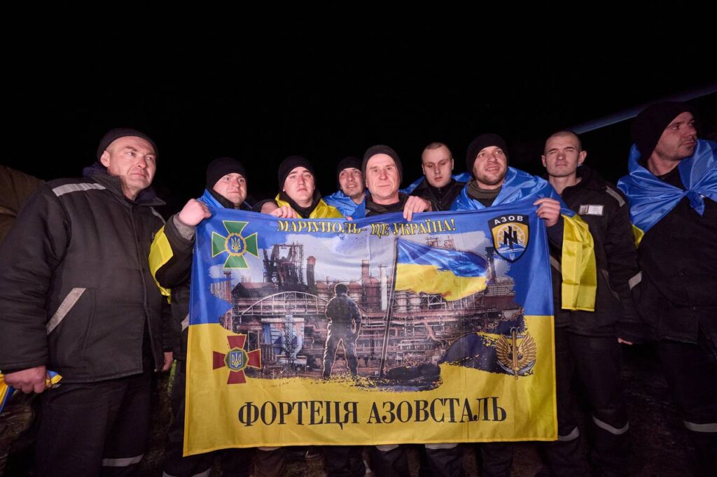 Україна 8 лютого провела черговий обмін полоненими: додому повернулися 100 захисників (ФОТО)
