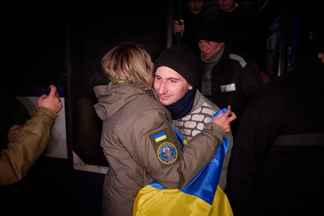 Україна 8 лютого провела черговий обмін полоненими: додому повернулися 100 захисників (ФОТО) 7