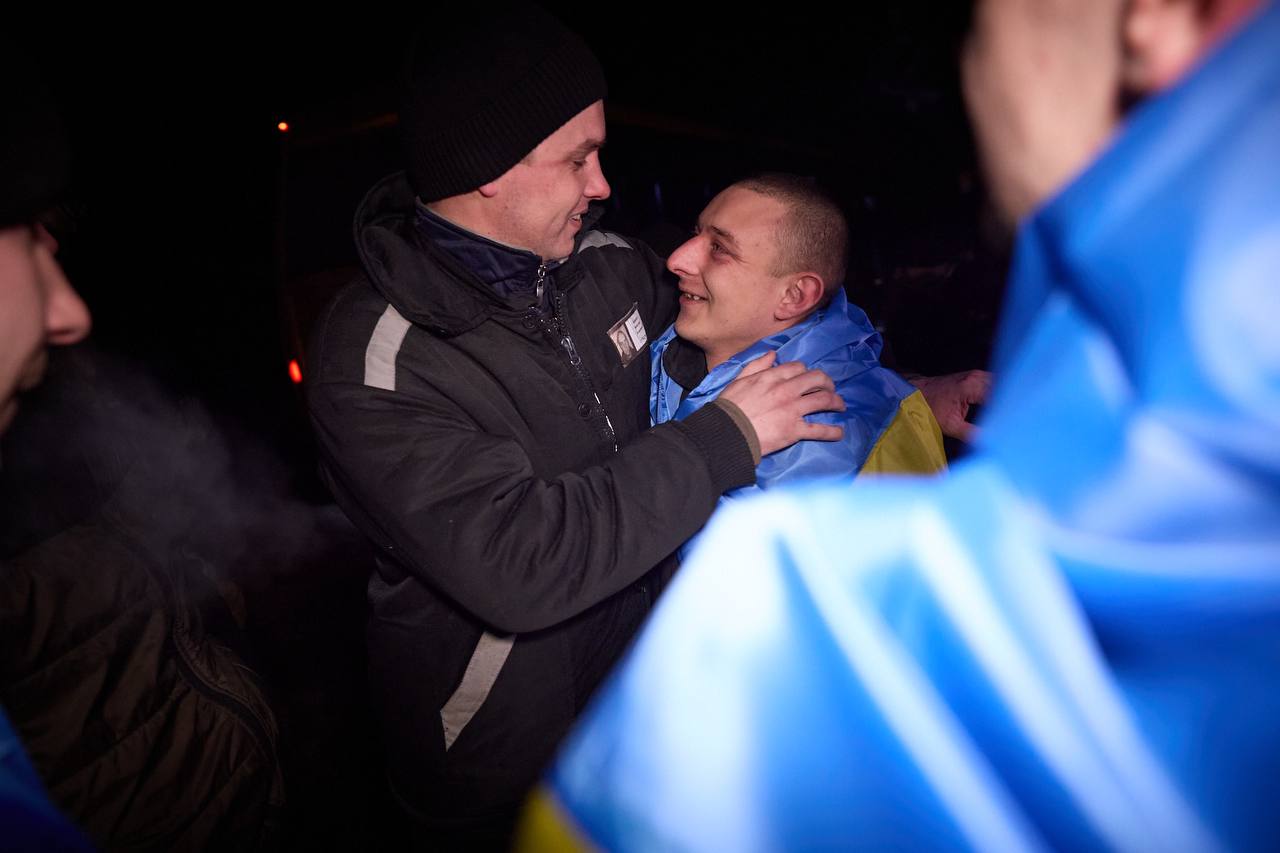 Україна 8 лютого провела черговий обмін полоненими: додому повернулися 100 захисників (ФОТО) 6