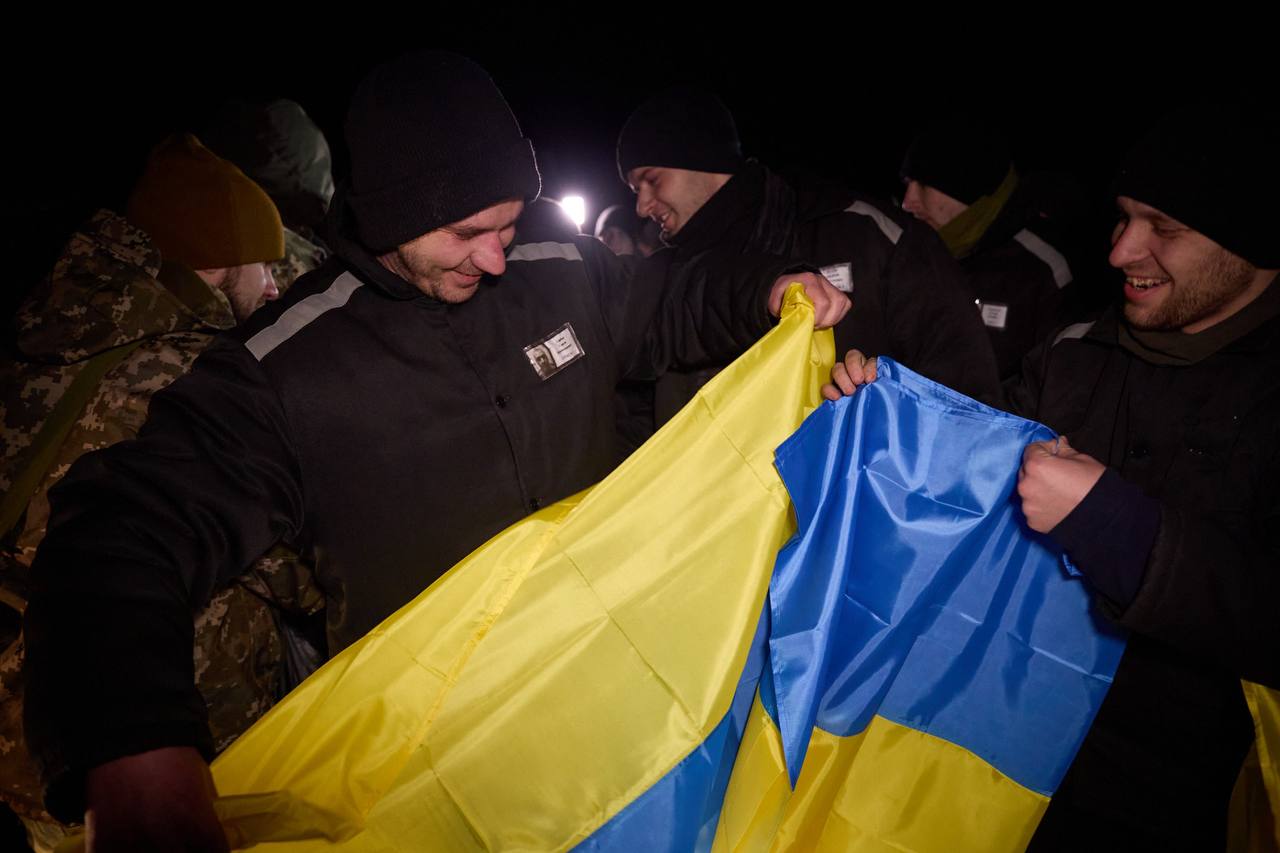 Украина 8 февраля провела очередной обмен пленными: домой вернулись 100 защитников (ФОТО) 1