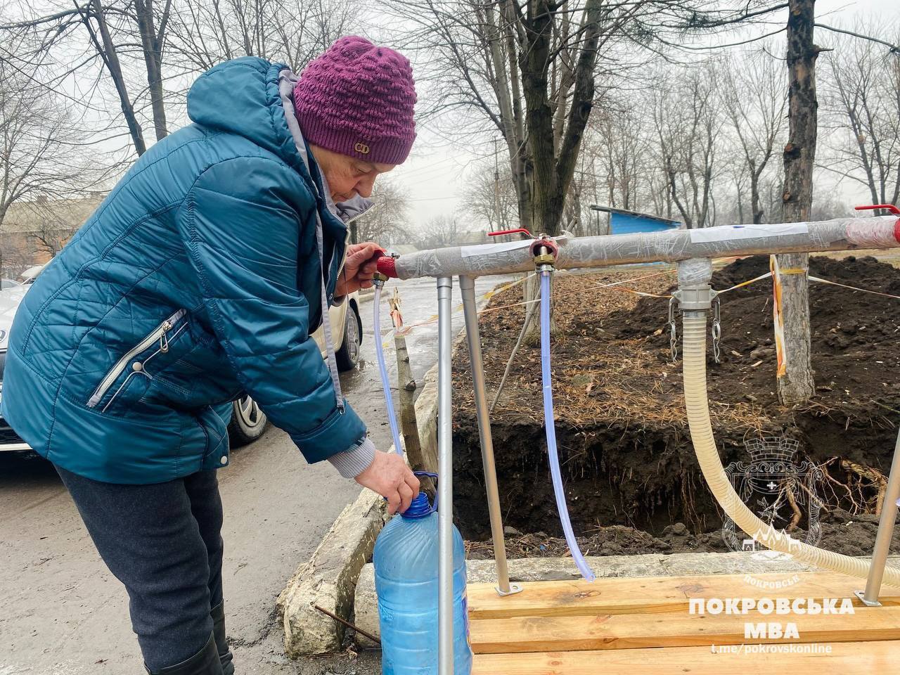 В поселке возле Покровска открыли пункт раздачи питьевой воды (ФОТО) 3
