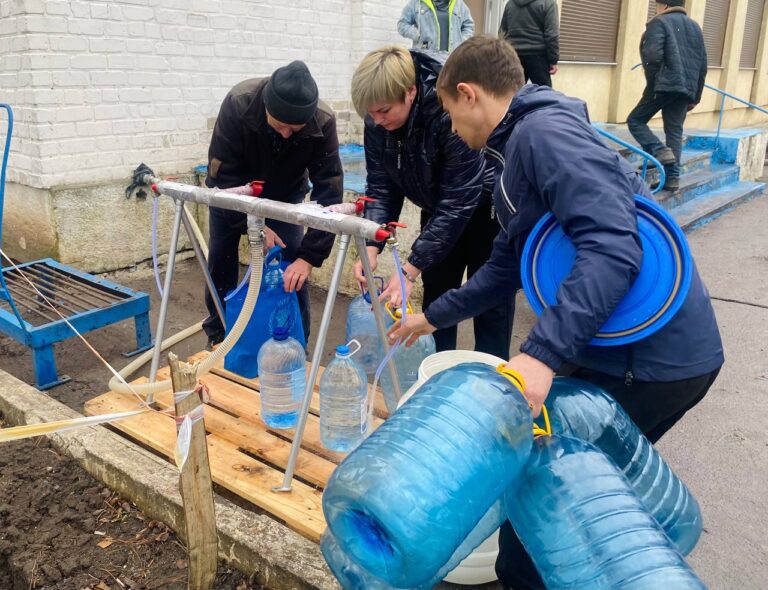 У селищі біля Покровська відкрили пункт роздачі питної води (ФОТО)