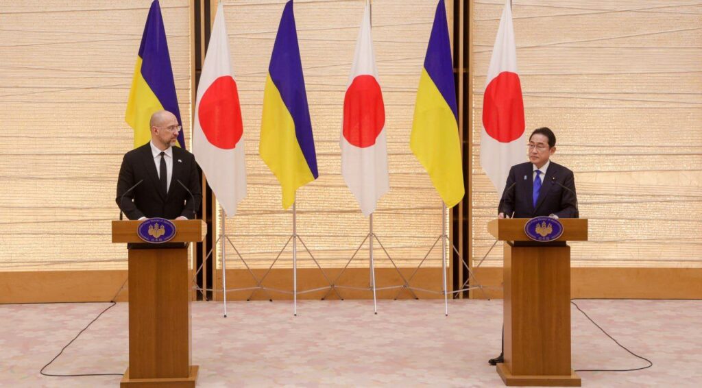 Япония предоставит Украине помощи на 12,1 млрд долларов, – премьер-министр Украины