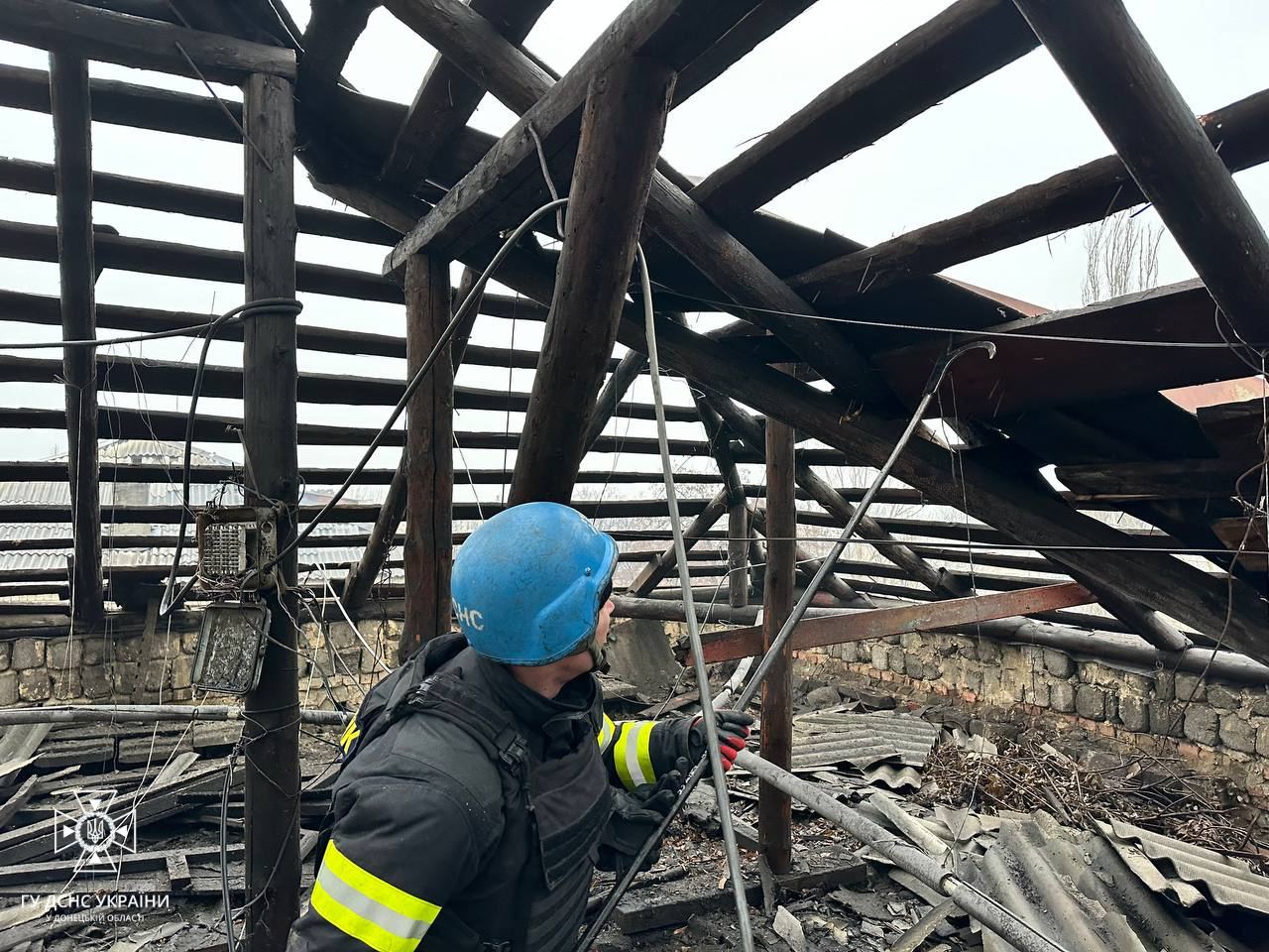 У Селидовому відновлюють 10 зруйнованих обстрілами багатоповерхівок. Долучилися майже 70 рятувальників (ФОТО) 2