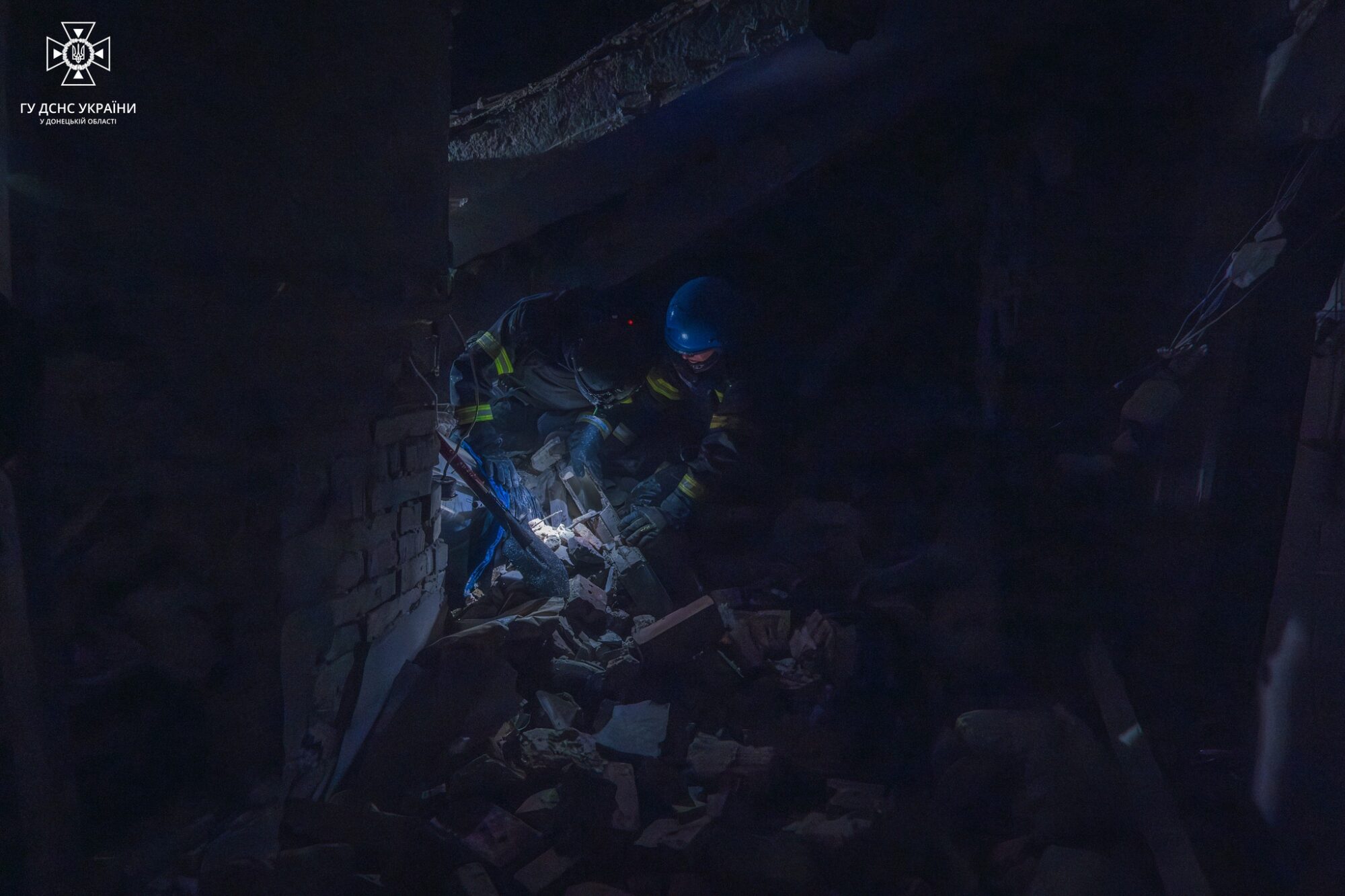 Спасатели разбирают завалы в Селидовом