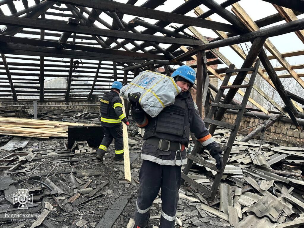 В Селидово восстанавливают 10 разрушенных обстрелами многоэтажек. Присоединились почти 70 спасателей (ФОТО)