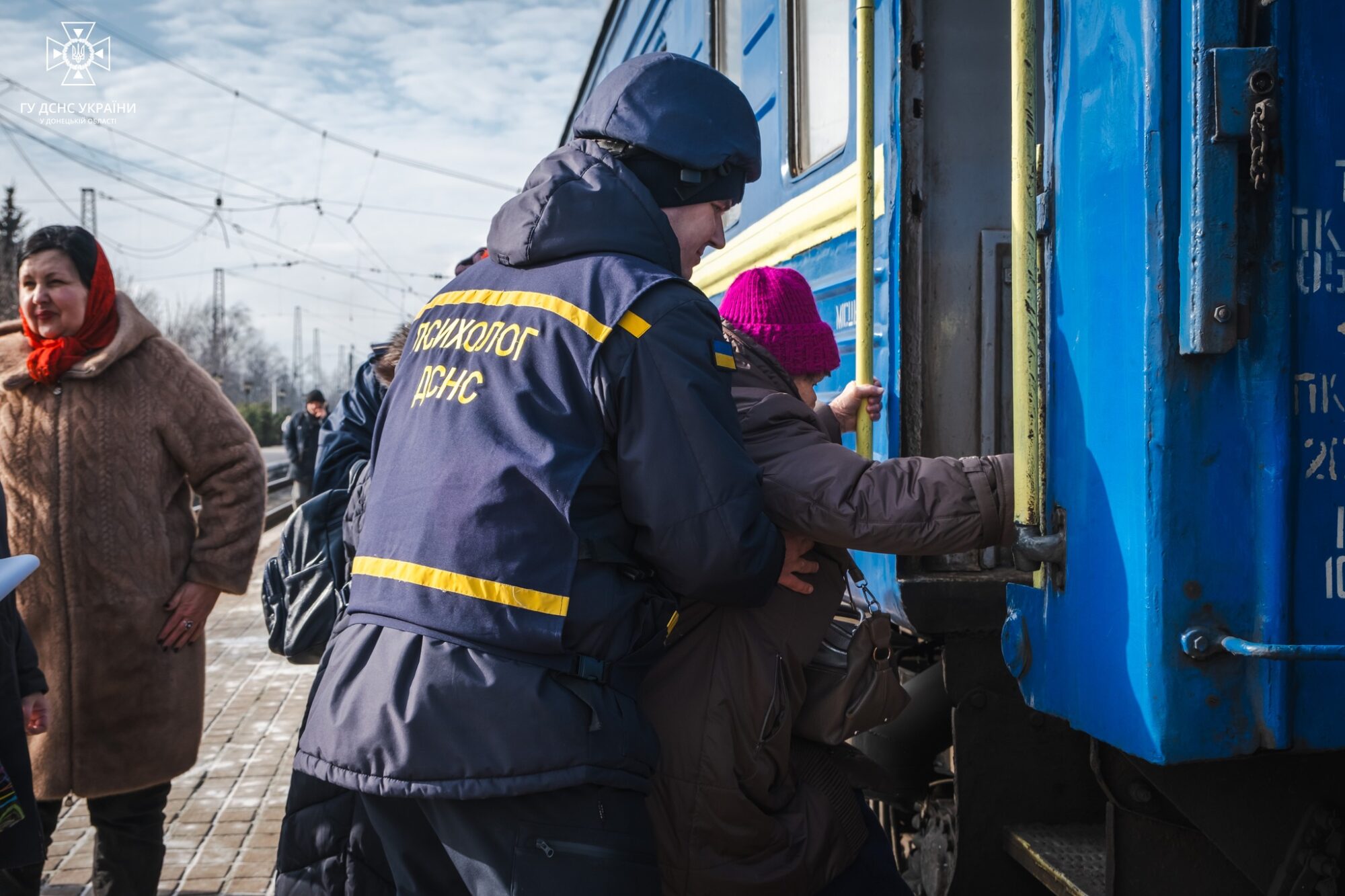 За вихідні рятувальники допомогли евакуюватися з Донеччини понад 30 дітям та майже сотні дорослих (ФОТО) 4
