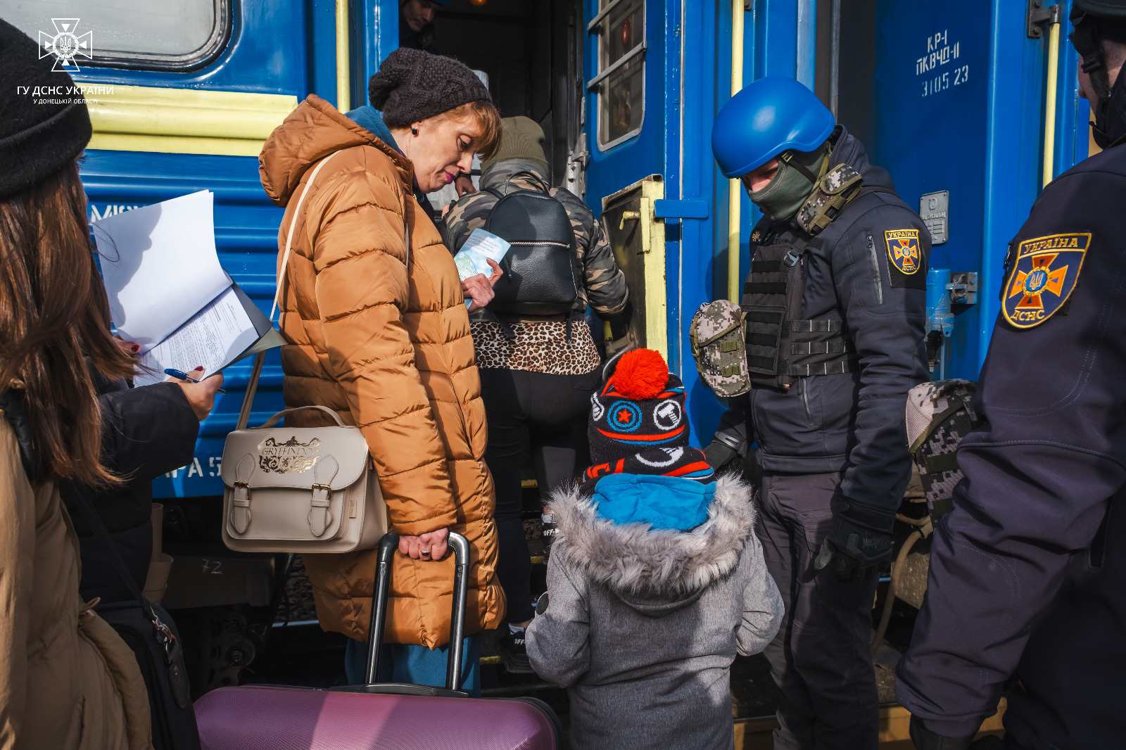 За вихідні рятувальники допомогли евакуюватися з Донеччини понад 30 дітям та майже сотні дорослих (ФОТО) 1