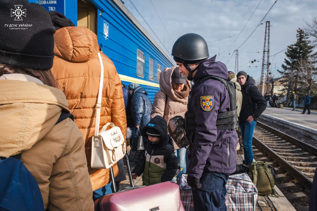 За выходные спасатели помогли эвакуироваться из Донецкой области более 30 детям и почти сотне взрослых (ФОТО)