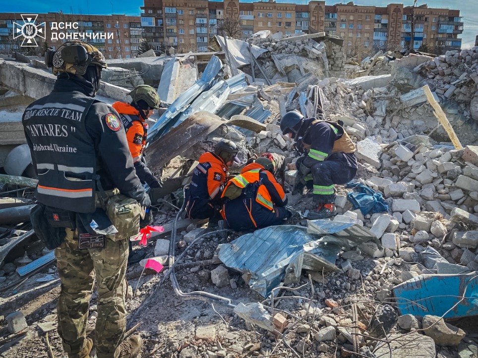 Поисковые работы в Краматорске длятся почти неделю: под завалами может быть тело погибшего, но пока его не нашли (ФОТО) 2