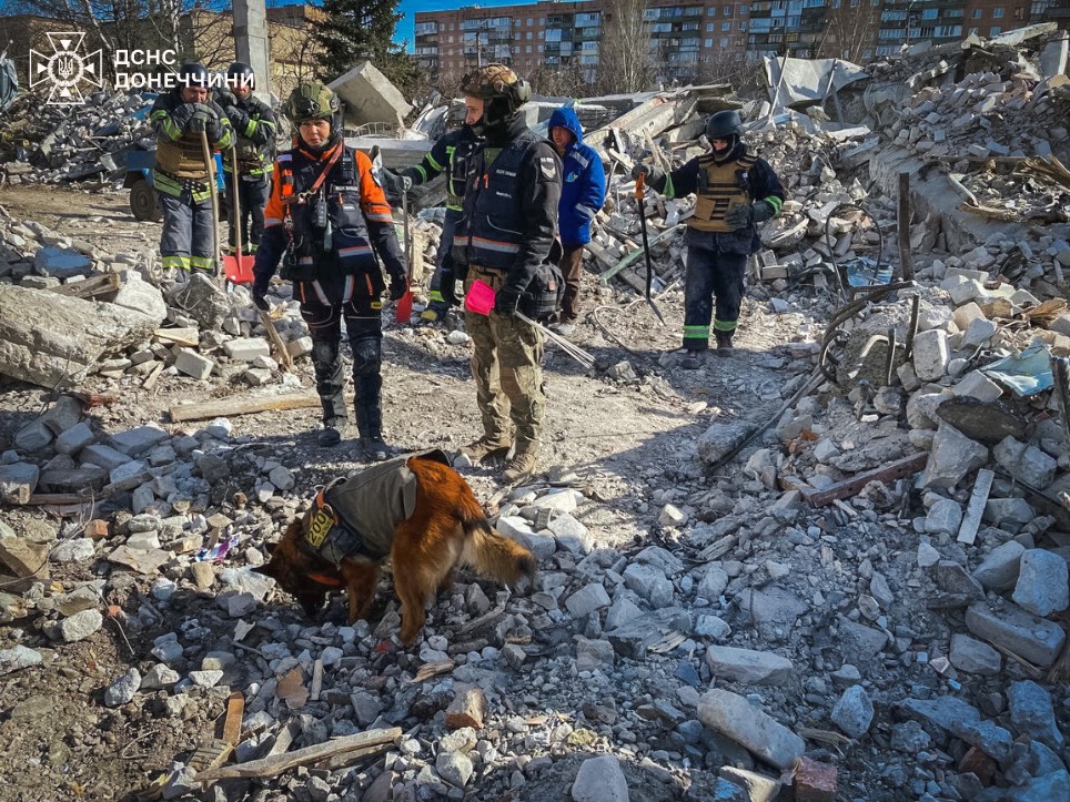 Поисковые работы в Краматорске длятся почти неделю: под завалами может быть тело погибшего, но пока его не нашли (ФОТО)
