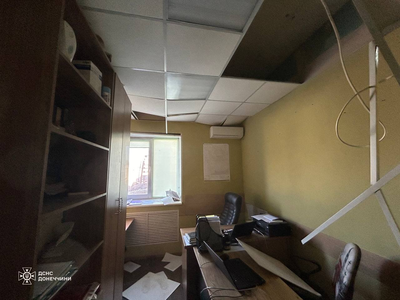 В Курахово в результате российского обстрела повреждена пожарно-спасательная часть (ФОТО) 1
