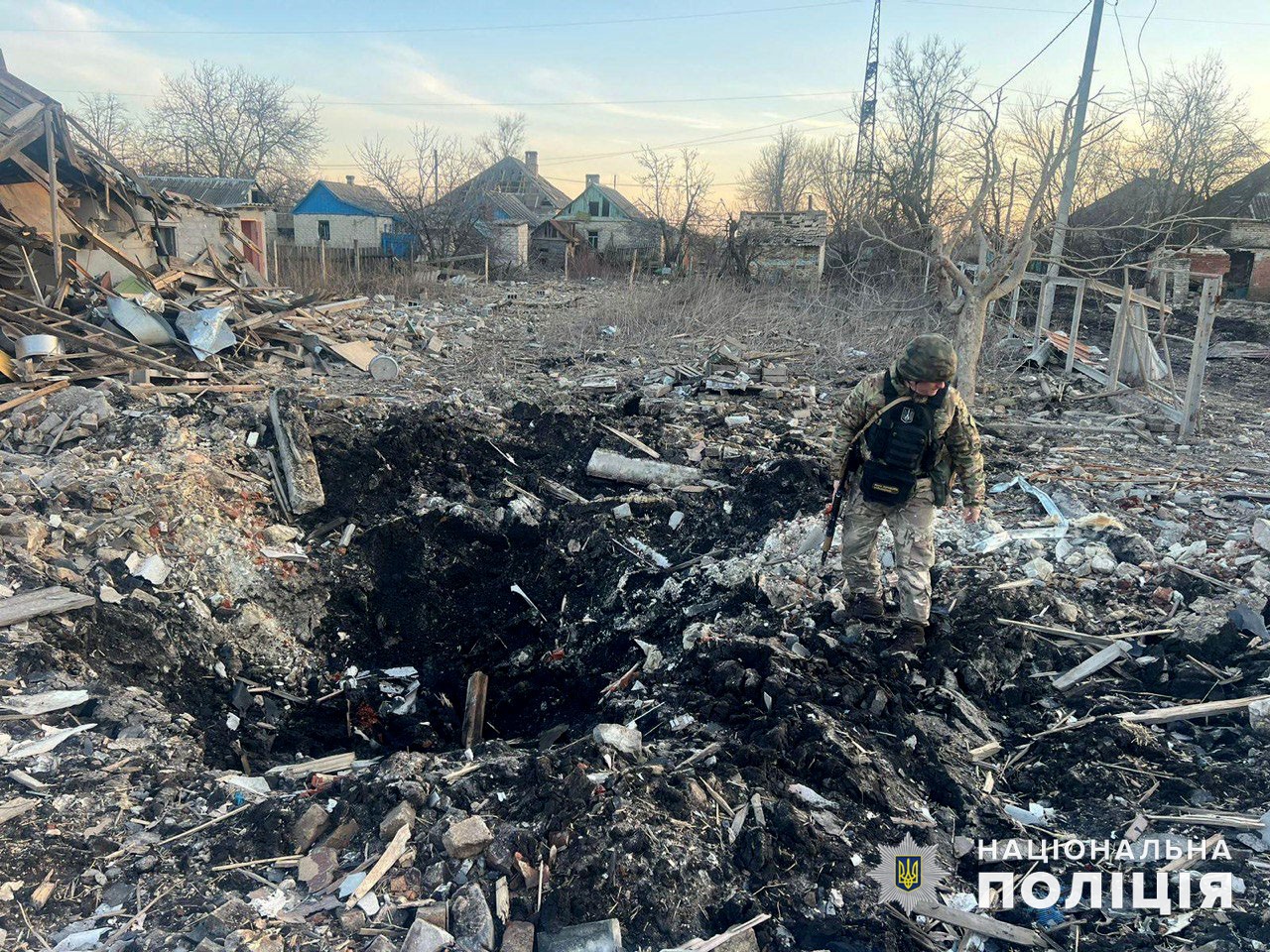 Полицейский возле места обстрела в Донецкой области