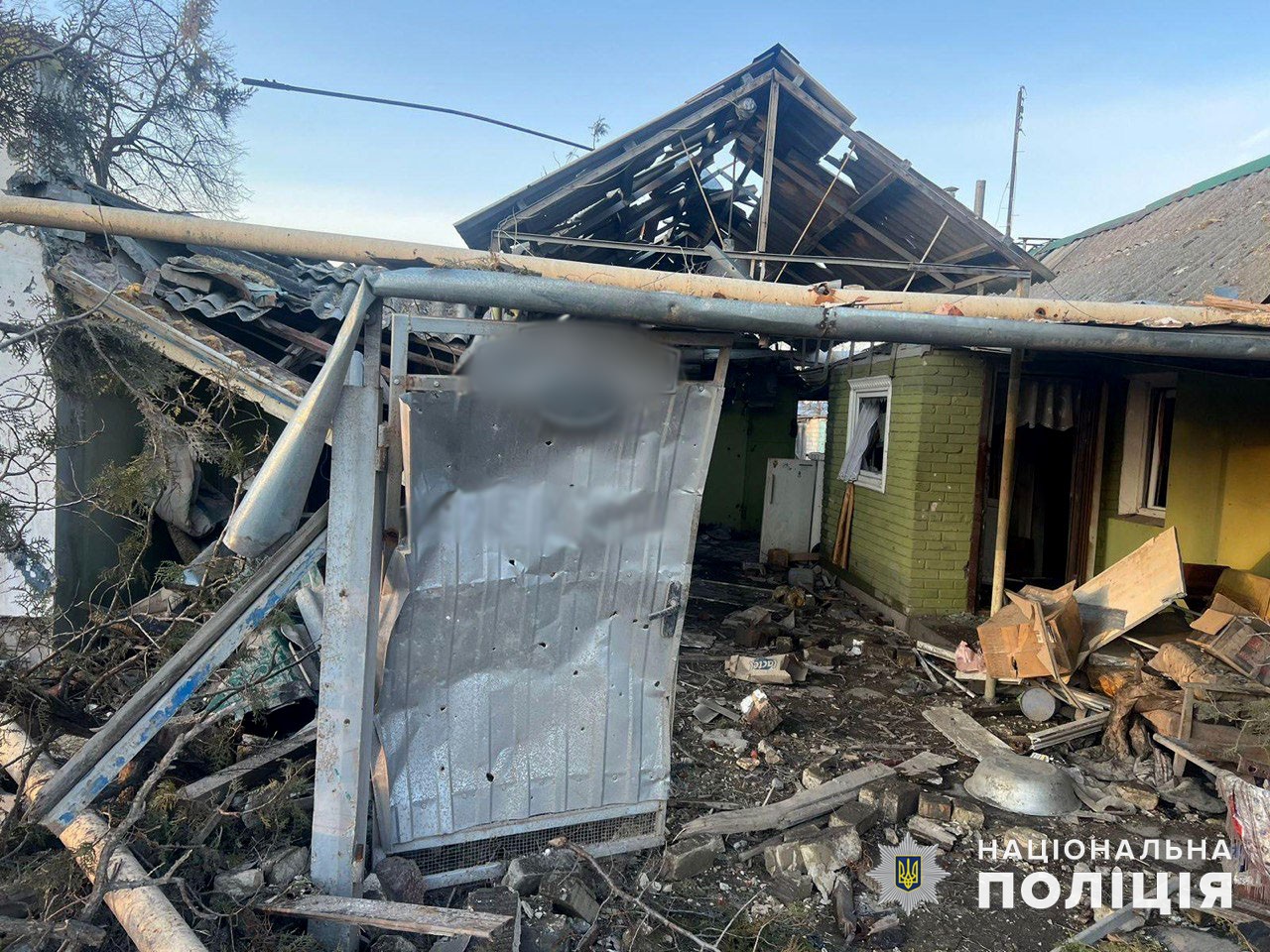 Обстрелянный двор в частной застройке в Донецкой области