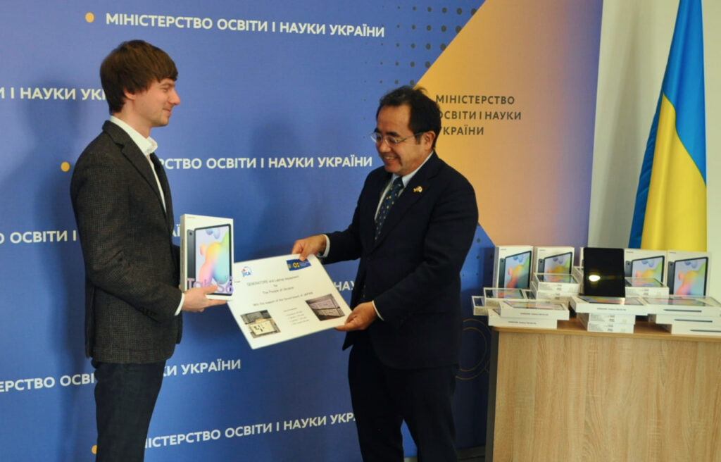 Япония передала Украине оборудование и гаджеты для цифровых образовательных центров (ФОТО)
