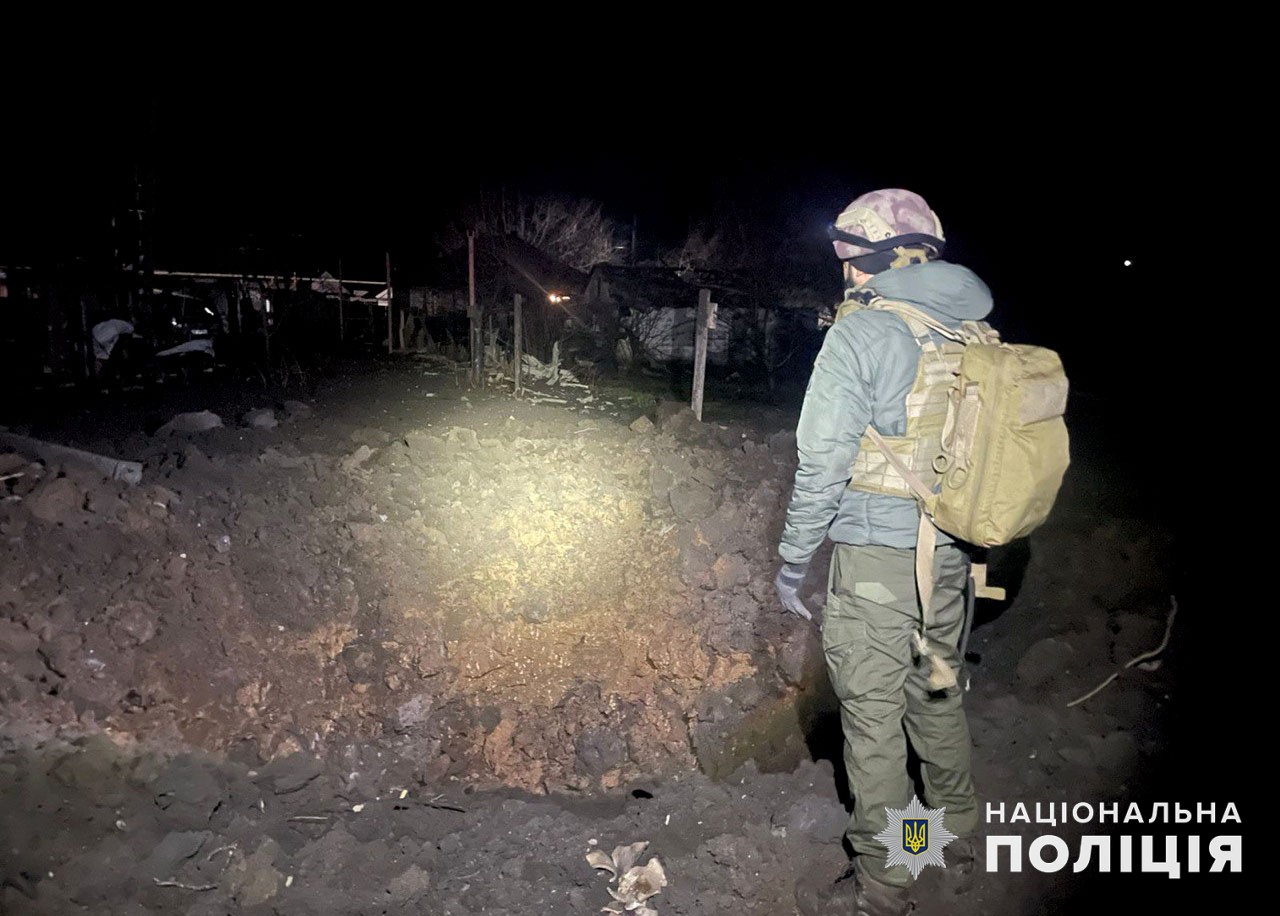 Воронка от обстрела в Донецкой области