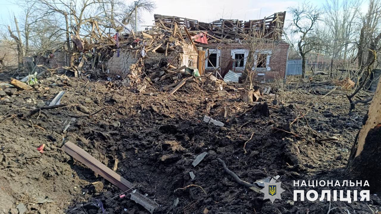 Воронка от взрыва в Донецкой области