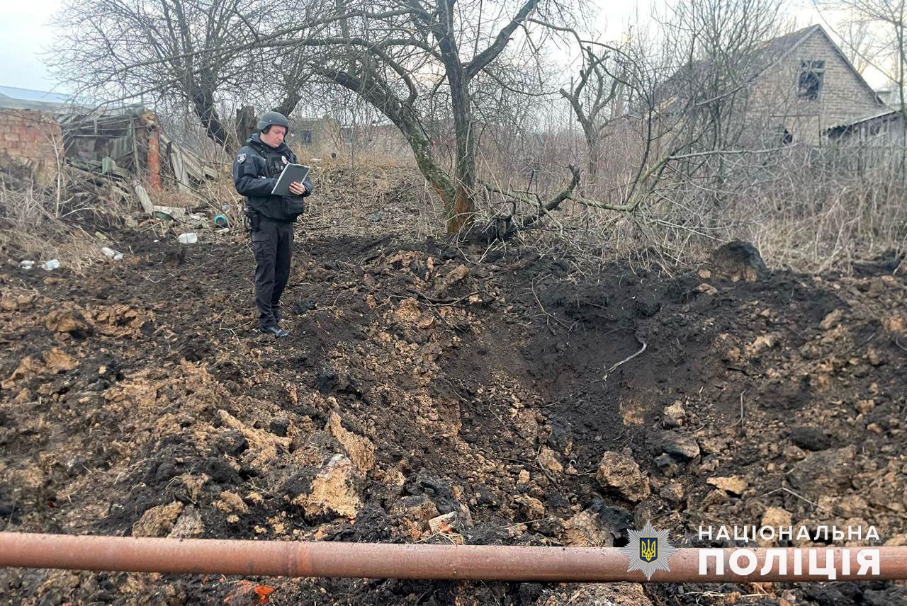 Полицейский возле воронки в Донецкой области