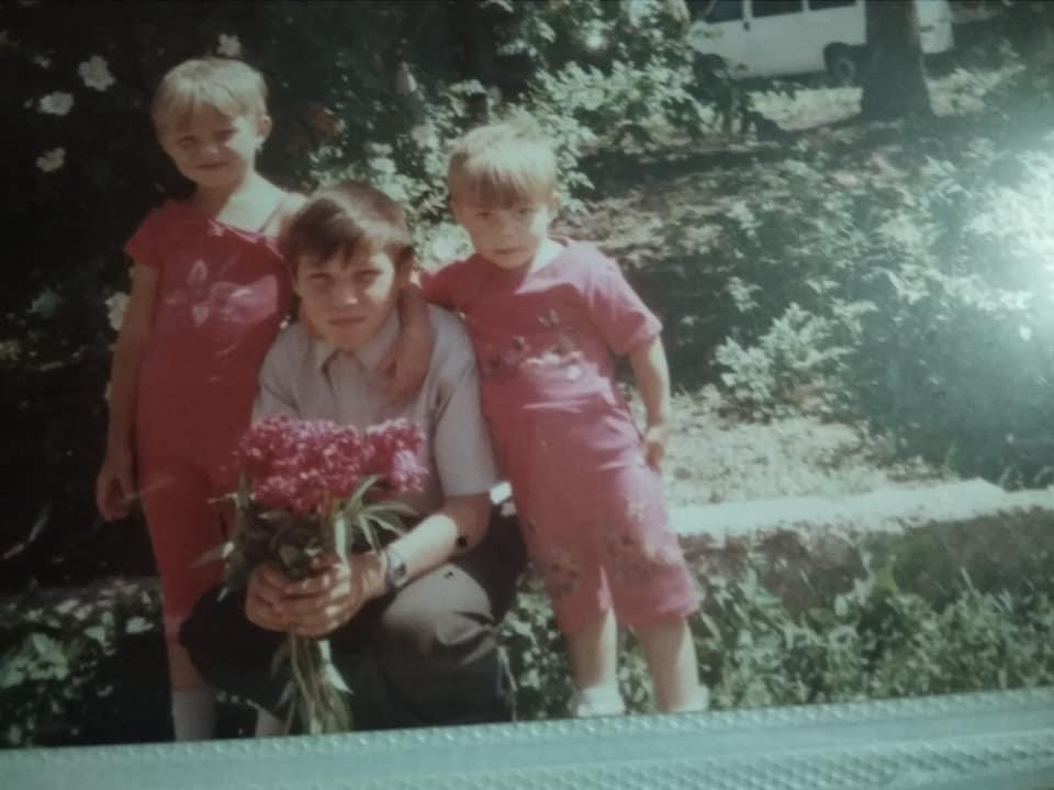Артур Яровий з сестрами у дитинстві